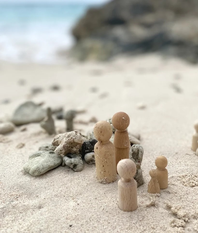 poppetjes op strand