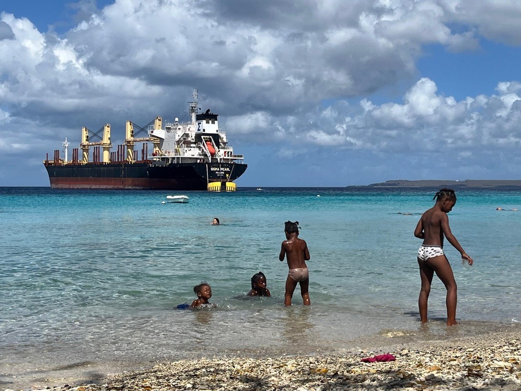 spelende kinderen strand van boca sami